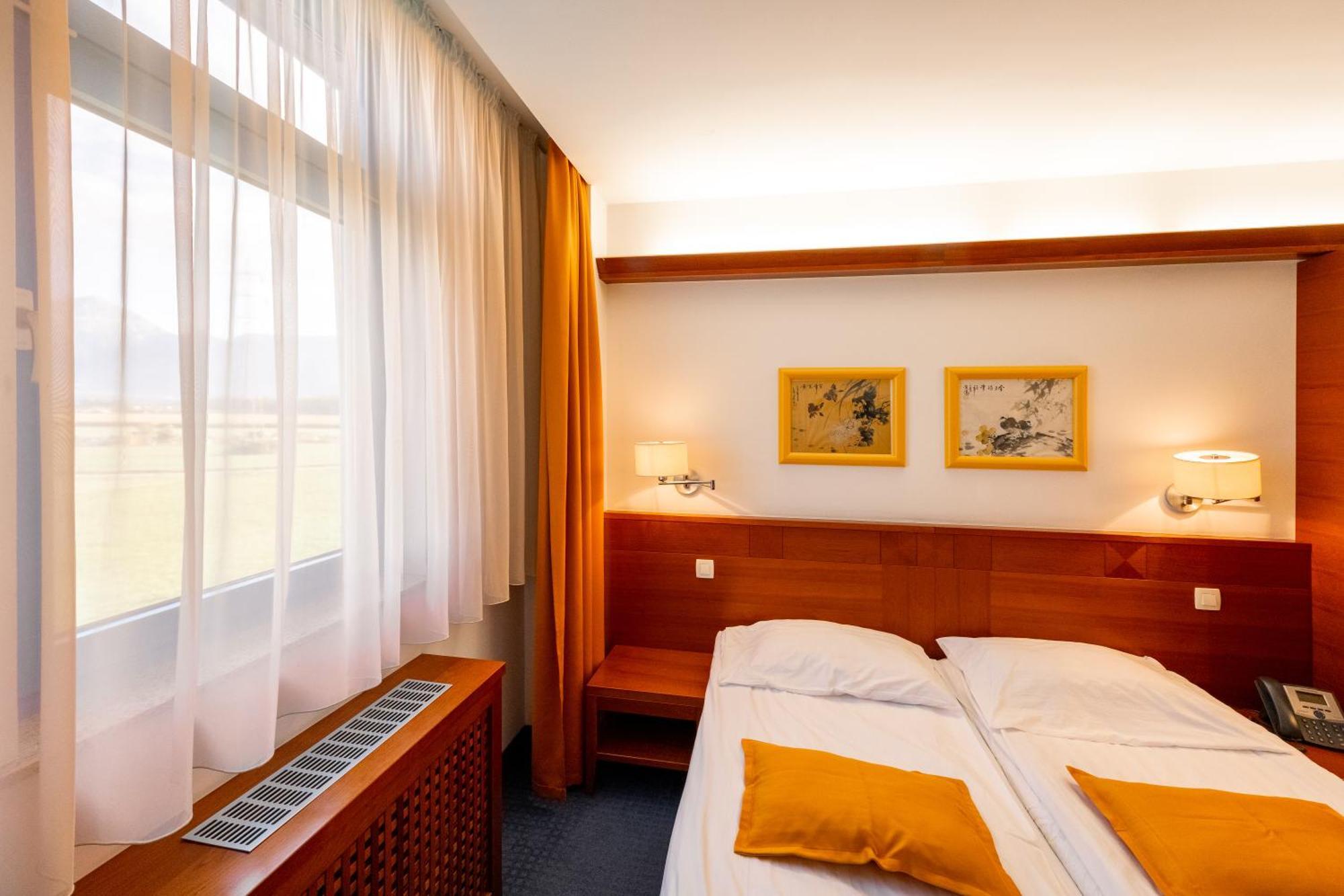 Garni Hotel Azul Kranj Exteriör bild
