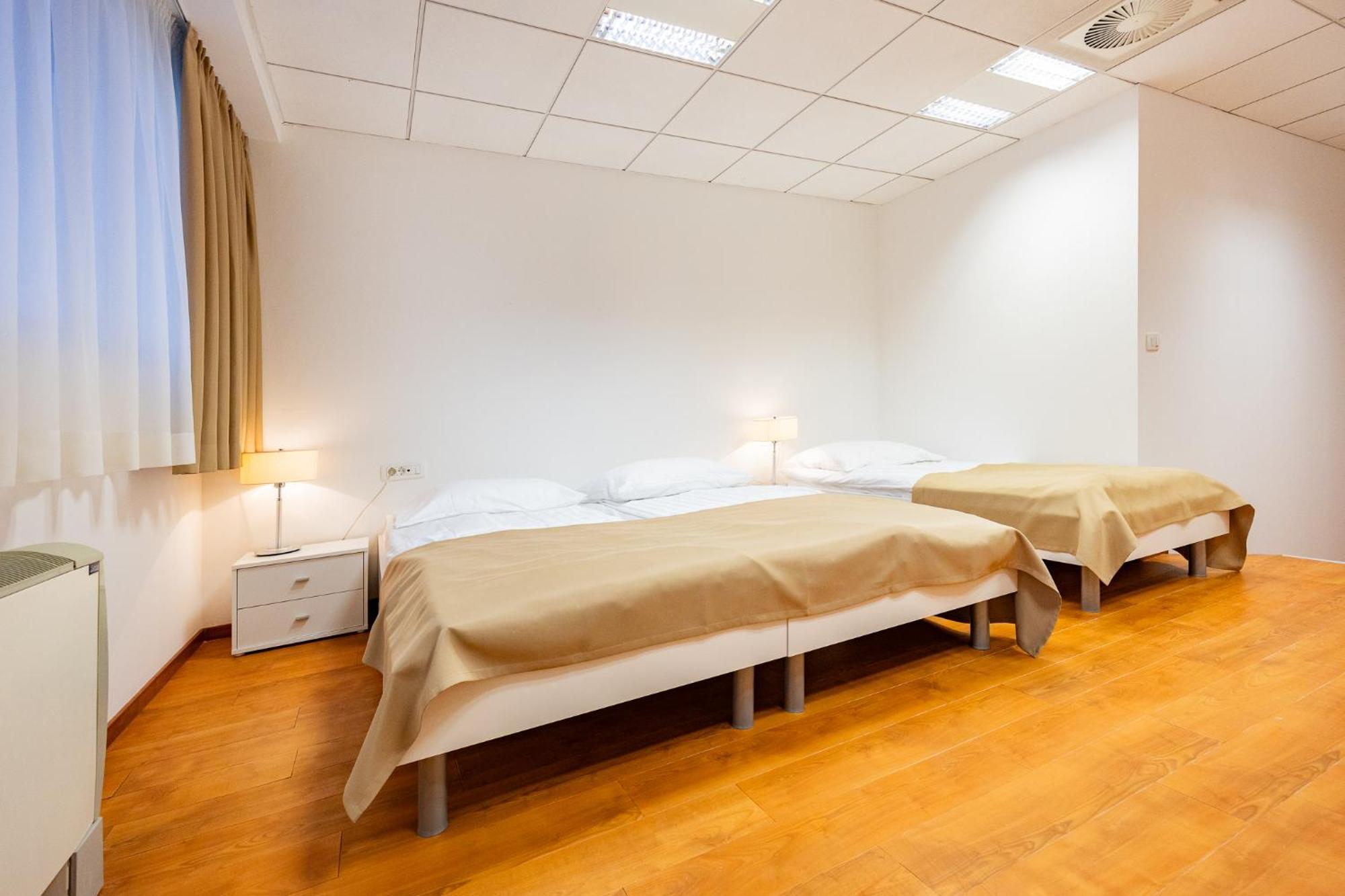 Garni Hotel Azul Kranj Exteriör bild