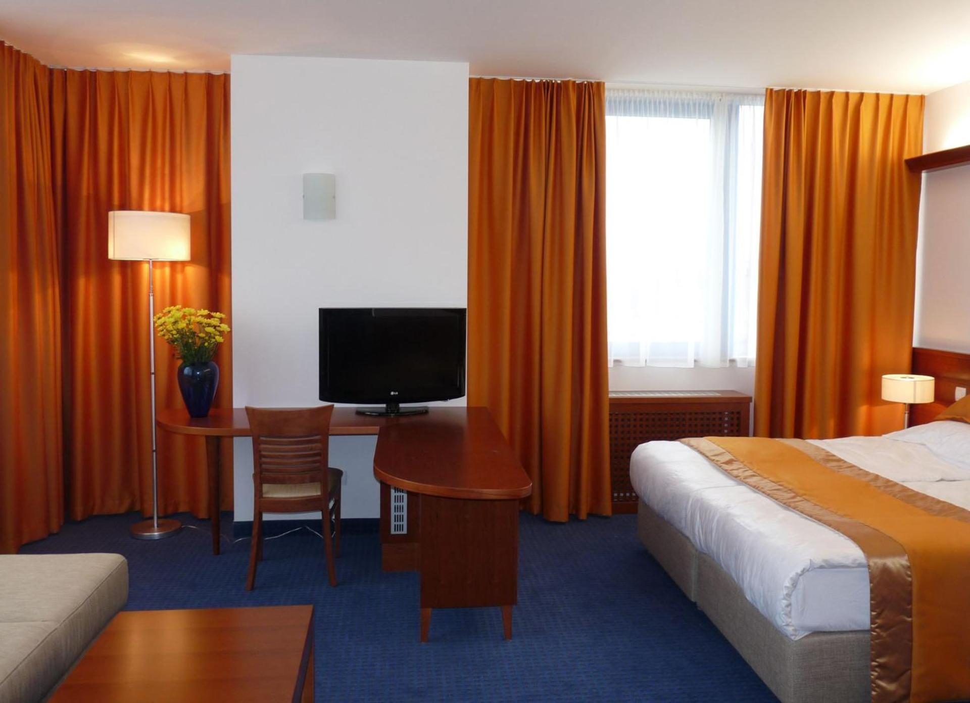Garni Hotel Azul Kranj Exteriör bild
