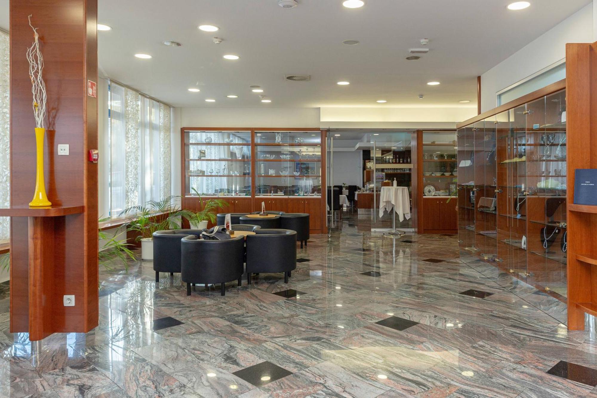 Garni Hotel Azul Kranj Exteriör bild