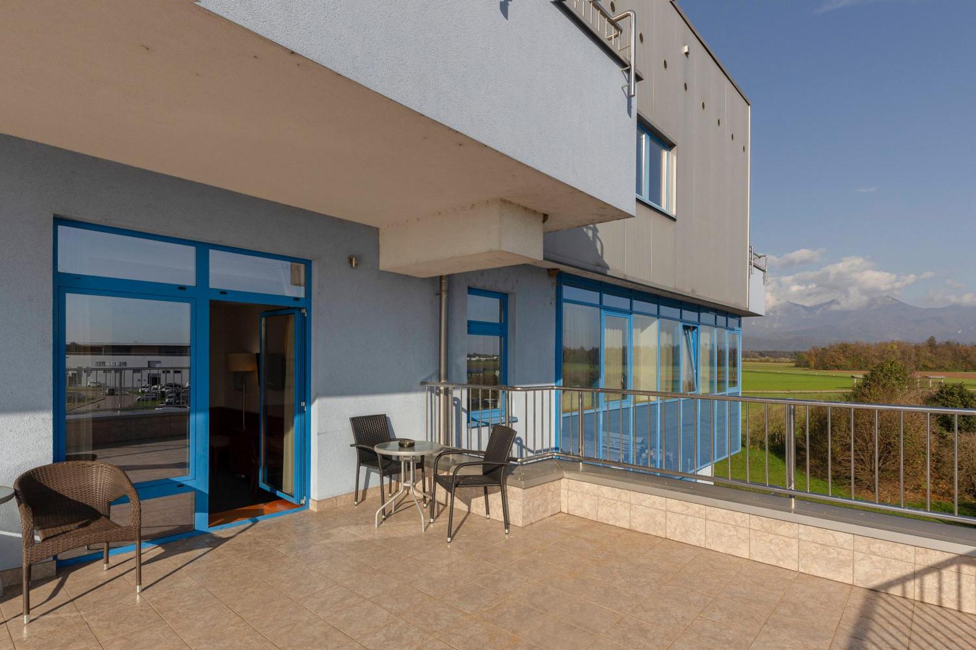 Garni Hotel Azul Kranj Exteriör bild
