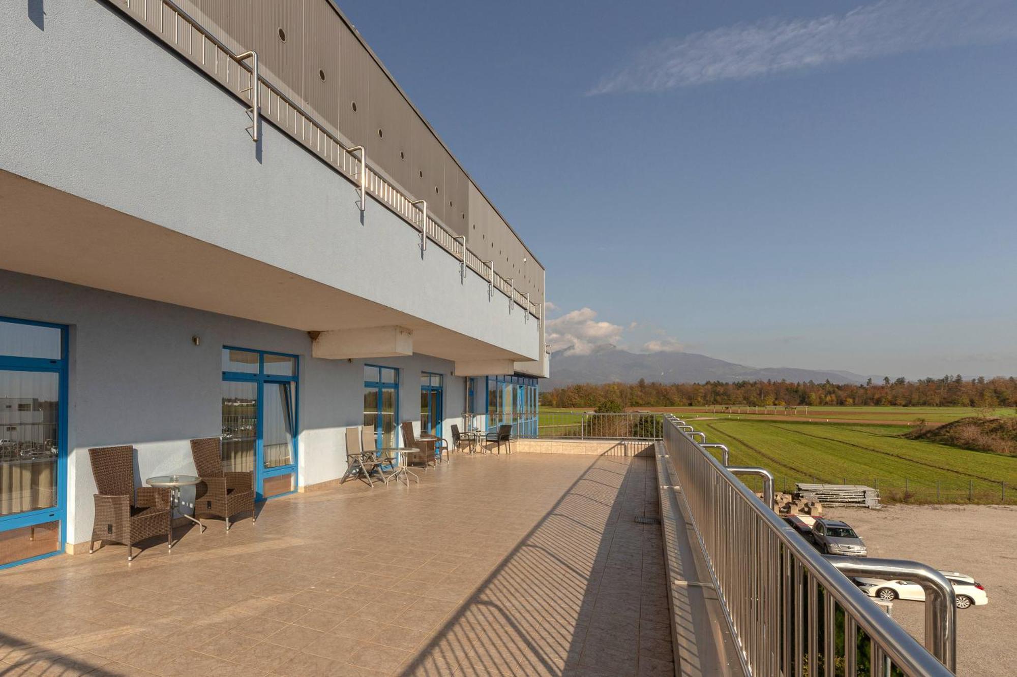 Garni Hotel Azul Kranj Exteriör bild