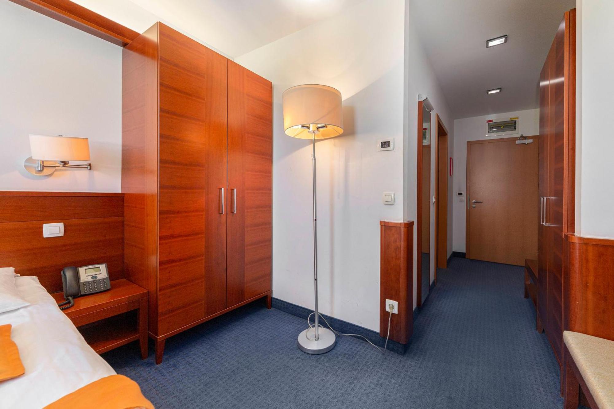 Garni Hotel Azul Kranj Exteriör bild