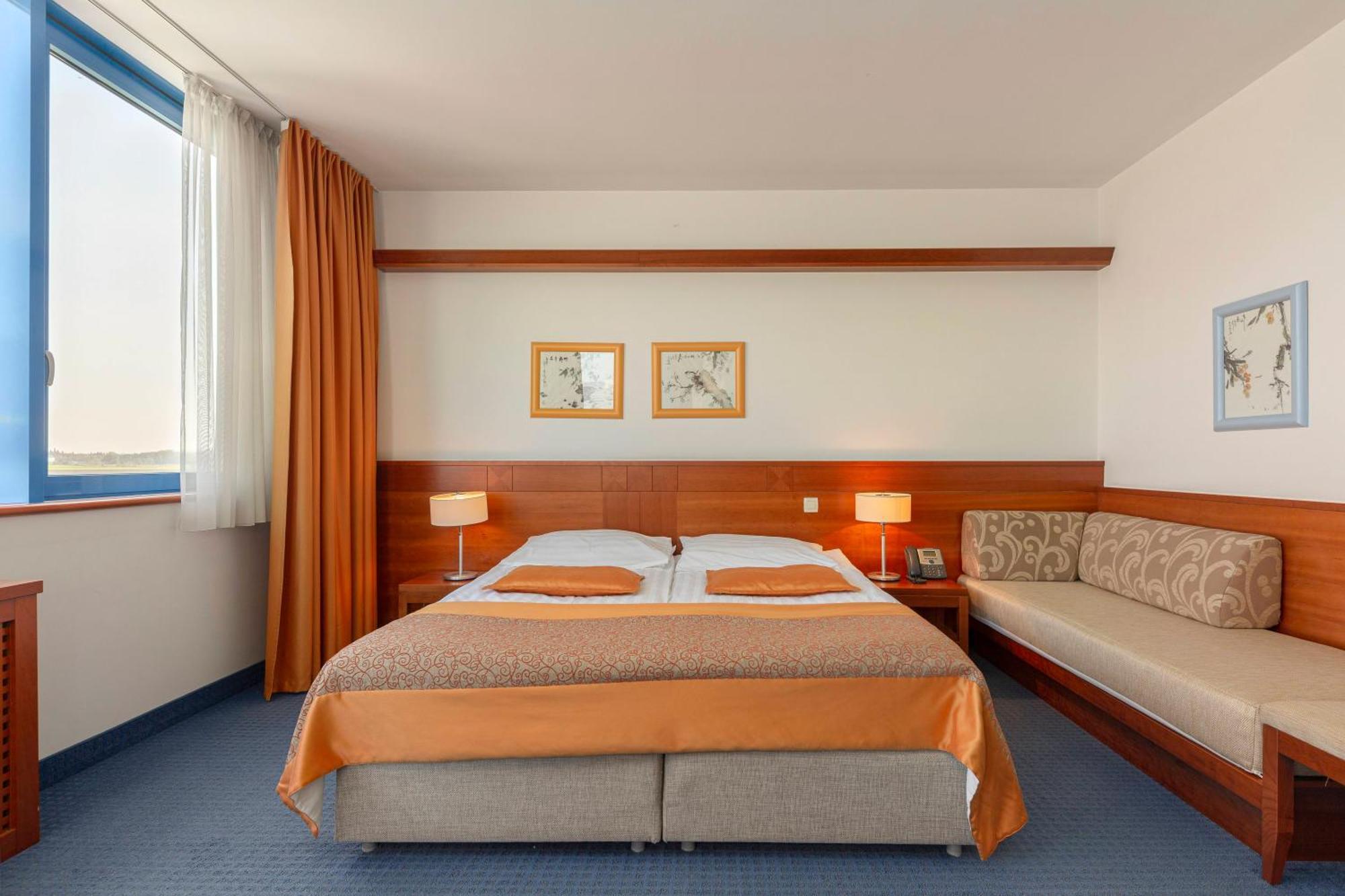 Garni Hotel Azul Kranj Exteriör bild