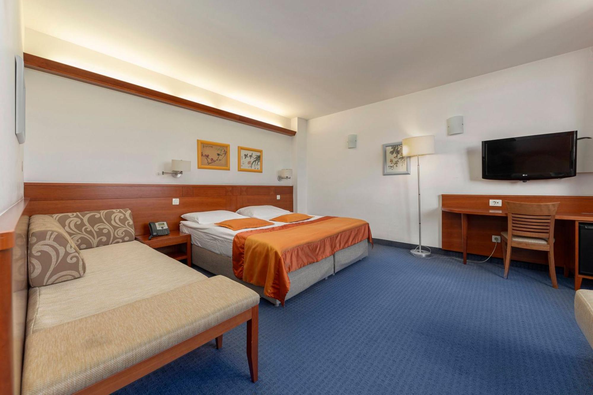 Garni Hotel Azul Kranj Exteriör bild