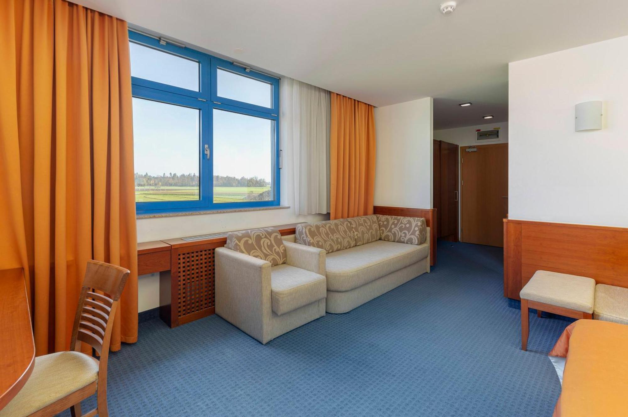 Garni Hotel Azul Kranj Exteriör bild
