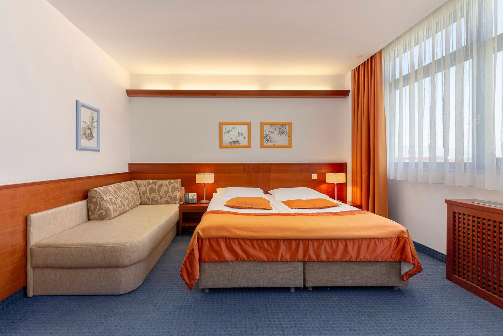 Garni Hotel Azul Kranj Exteriör bild