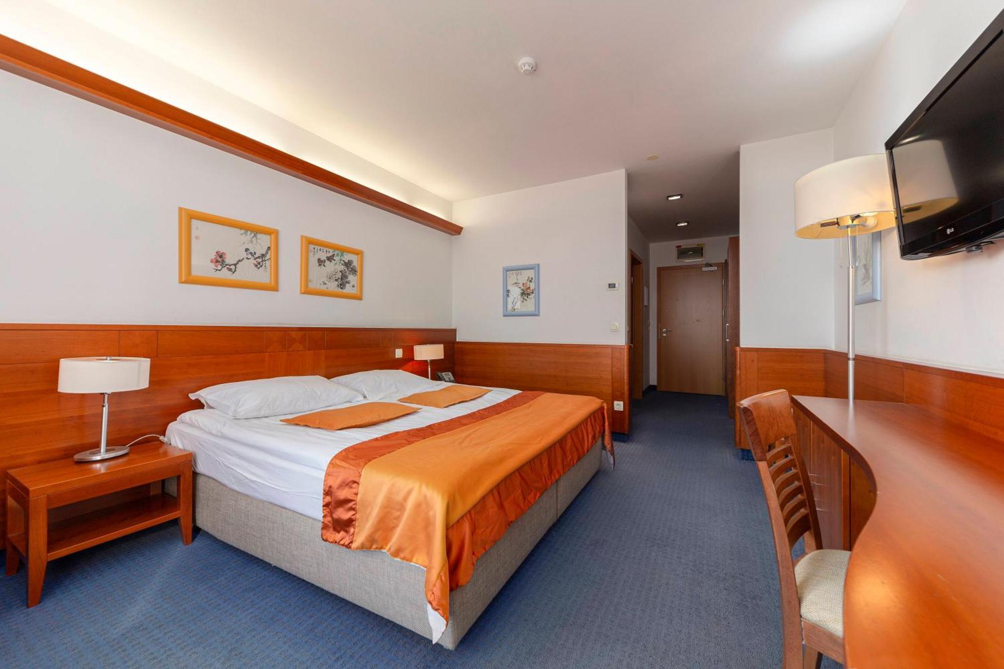 Garni Hotel Azul Kranj Exteriör bild